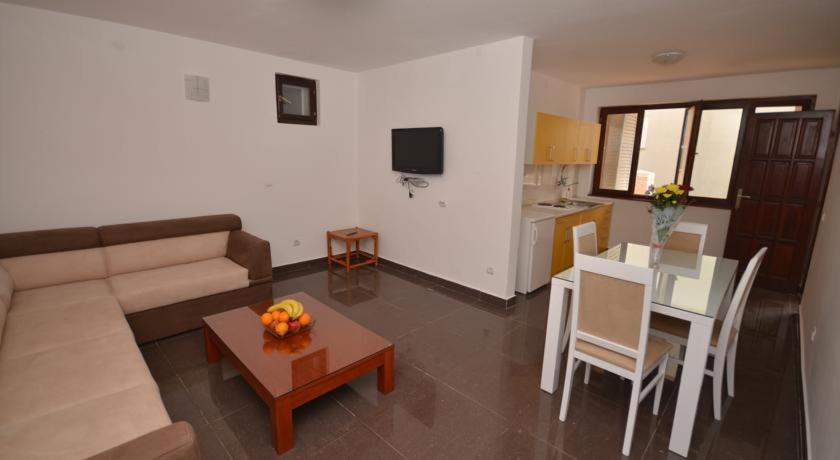 Apartments Minja S Petrovac Exteriör bild